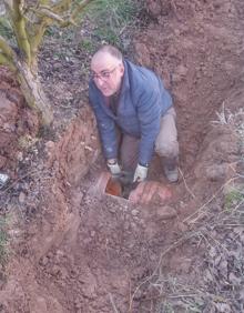 Imagen secundaria 2 - El rescate, con excavadora incluida, de dos perros atrapados en una tubería en Alberite