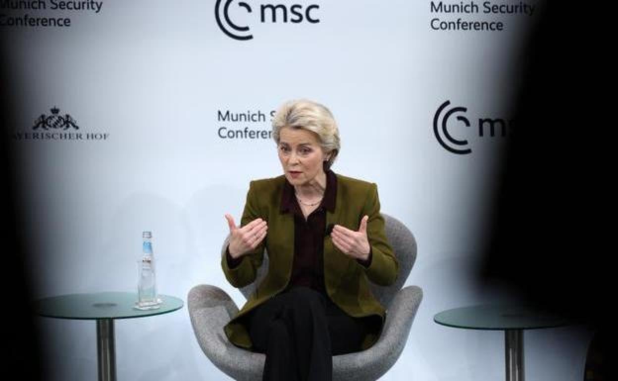 Ursula von der Leyen, durante una entrevista con medios de comunicación.