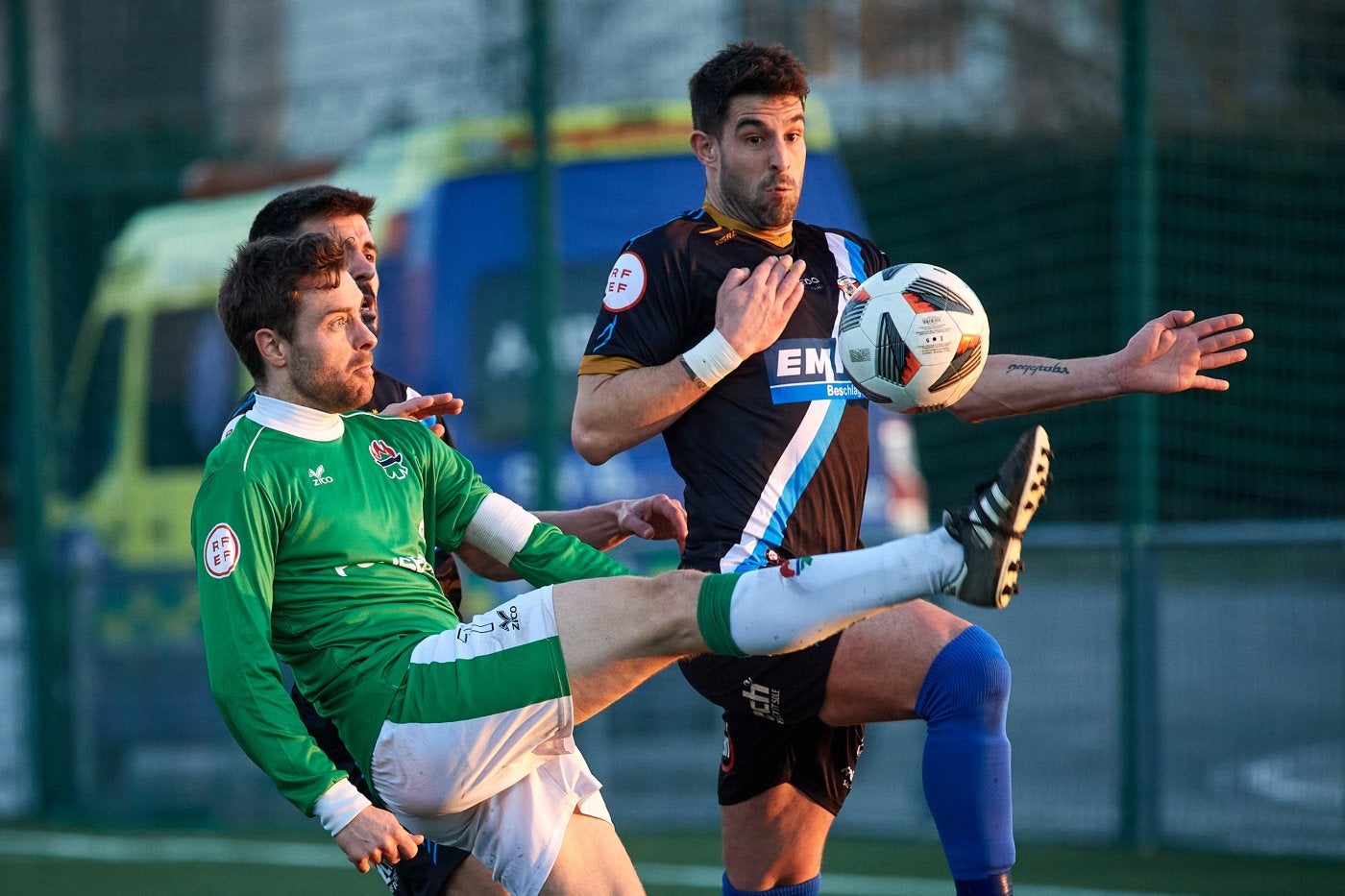 Dos jugadores del San Juan y del Arnedo pelean por hacerse con el esférico. 