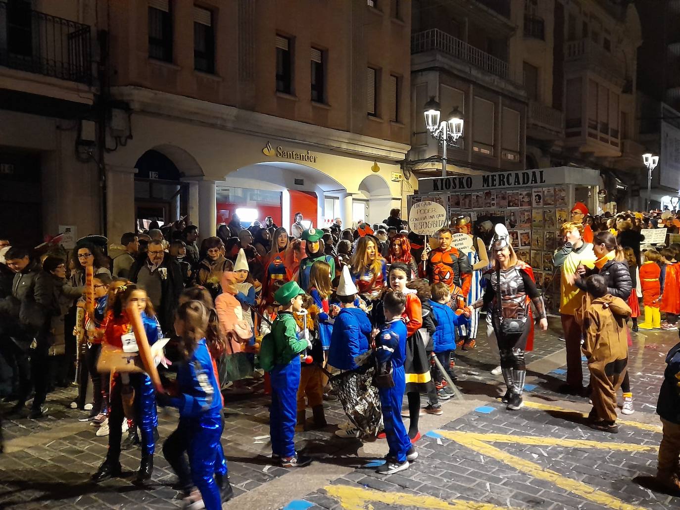 Fotos: La Reina del Carnaval encabeza el pasacalles en Calahorra