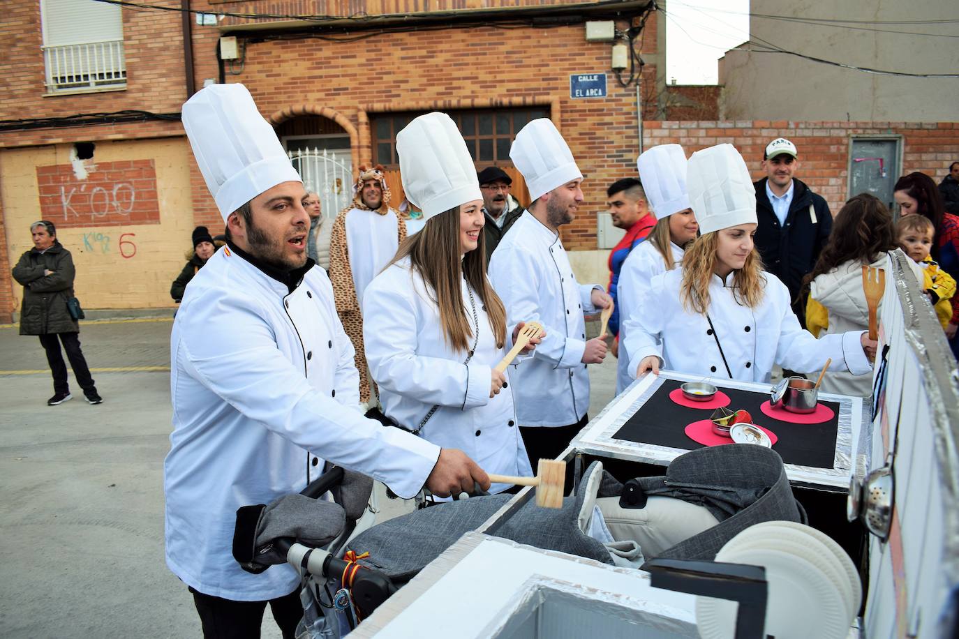 Fotos: Tribus africanas, cocineros, superhéroes... en Lardero