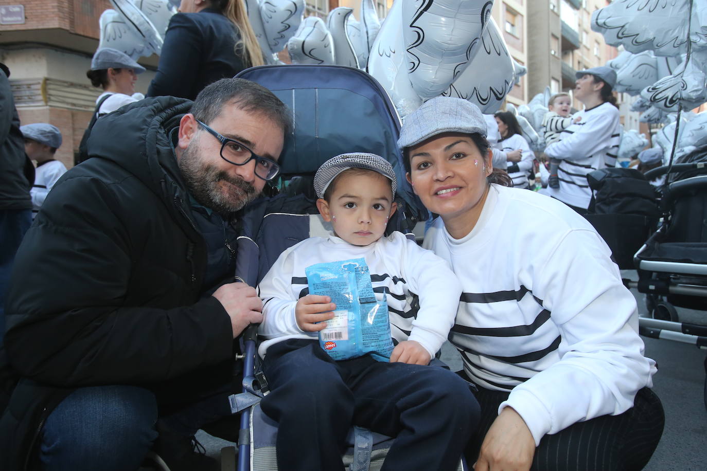 Fotos: Color y música en el multitudinario desfile de Logroño