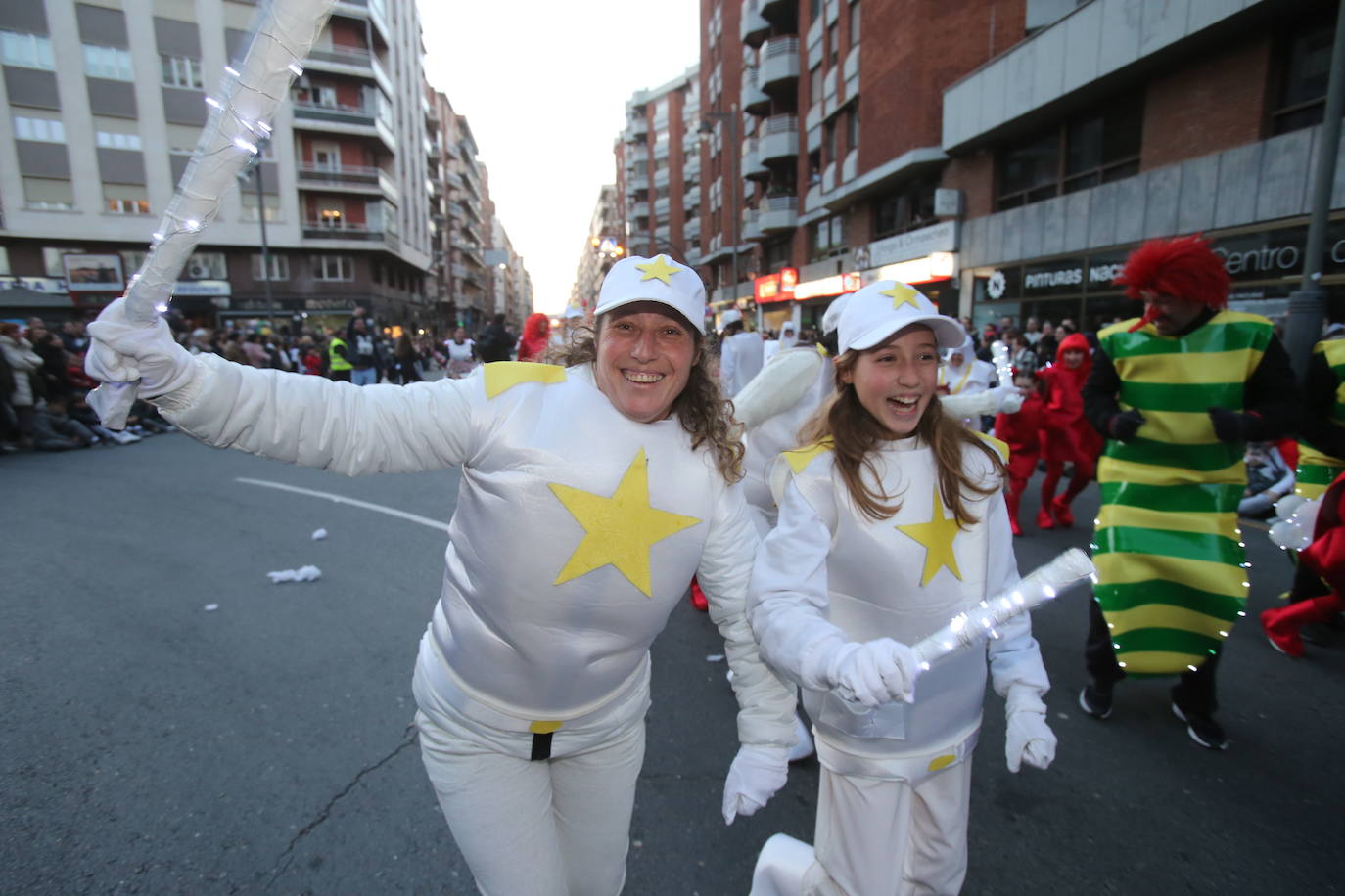 Fotos: Color y música en el multitudinario desfile de Logroño