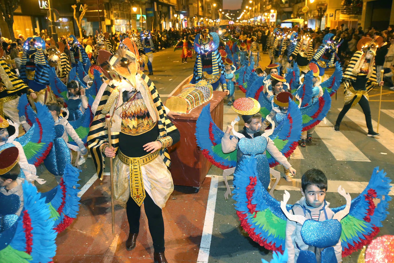 Fotos: Color y música en el multitudinario desfile de Logroño