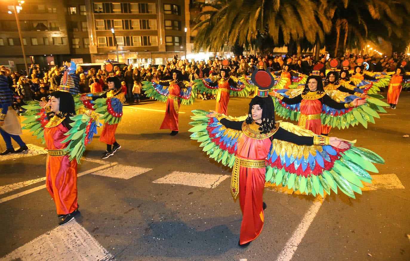 Fotos: Color y música en el multitudinario desfile de Logroño