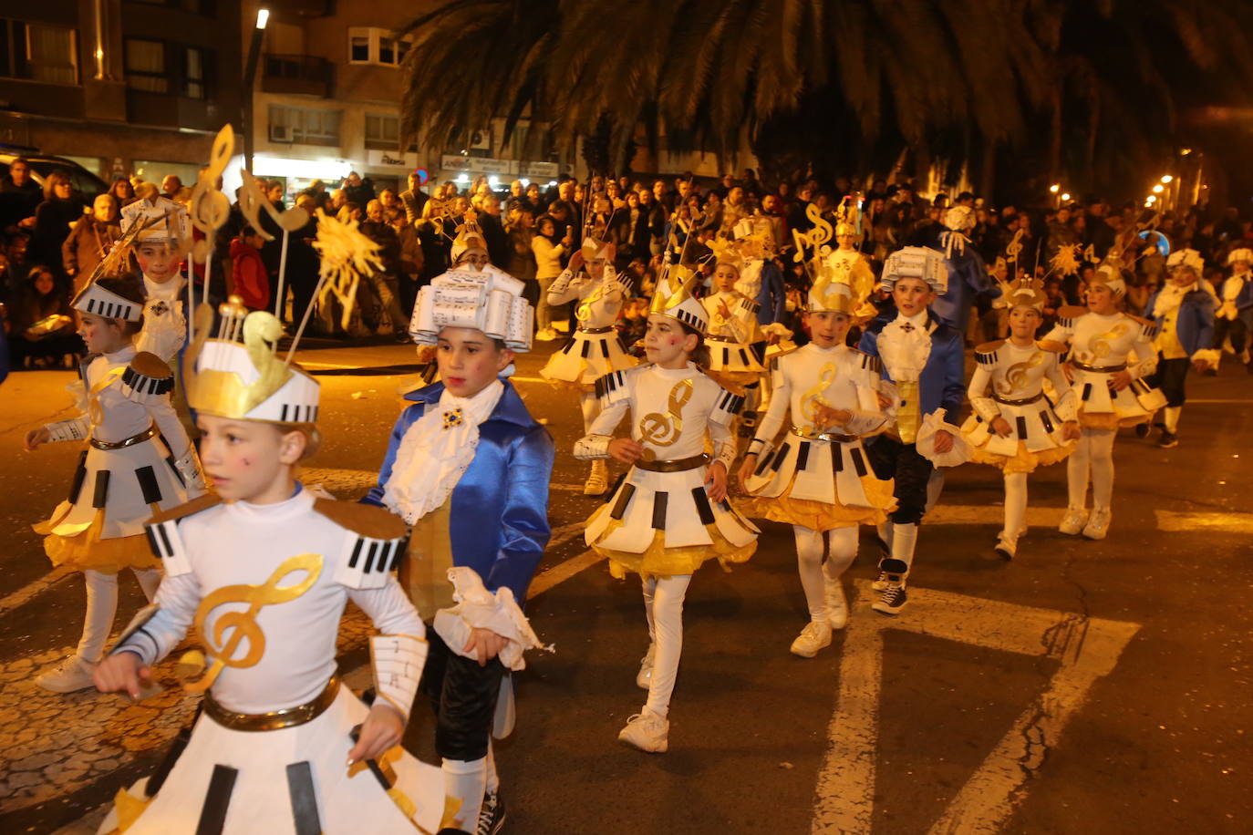 Fotos: Color y música en el multitudinario desfile de Logroño