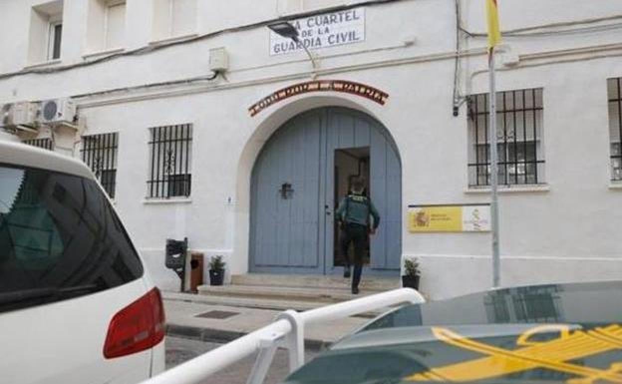 Un guardia civil entra en el cuartel de Vall d'Uixó (Castellón).