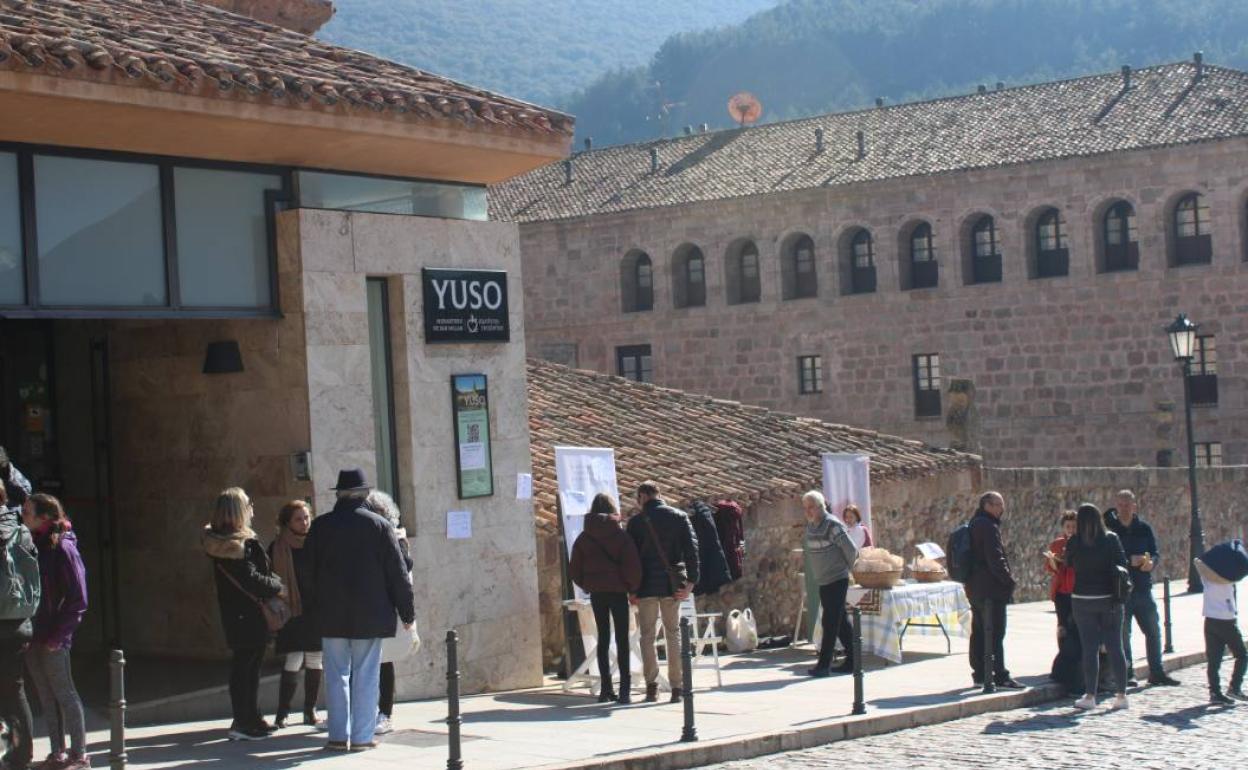 San Millán de la Cogolla: Exitoso reparto de prestiños a las puertas del monasterio de Yuso