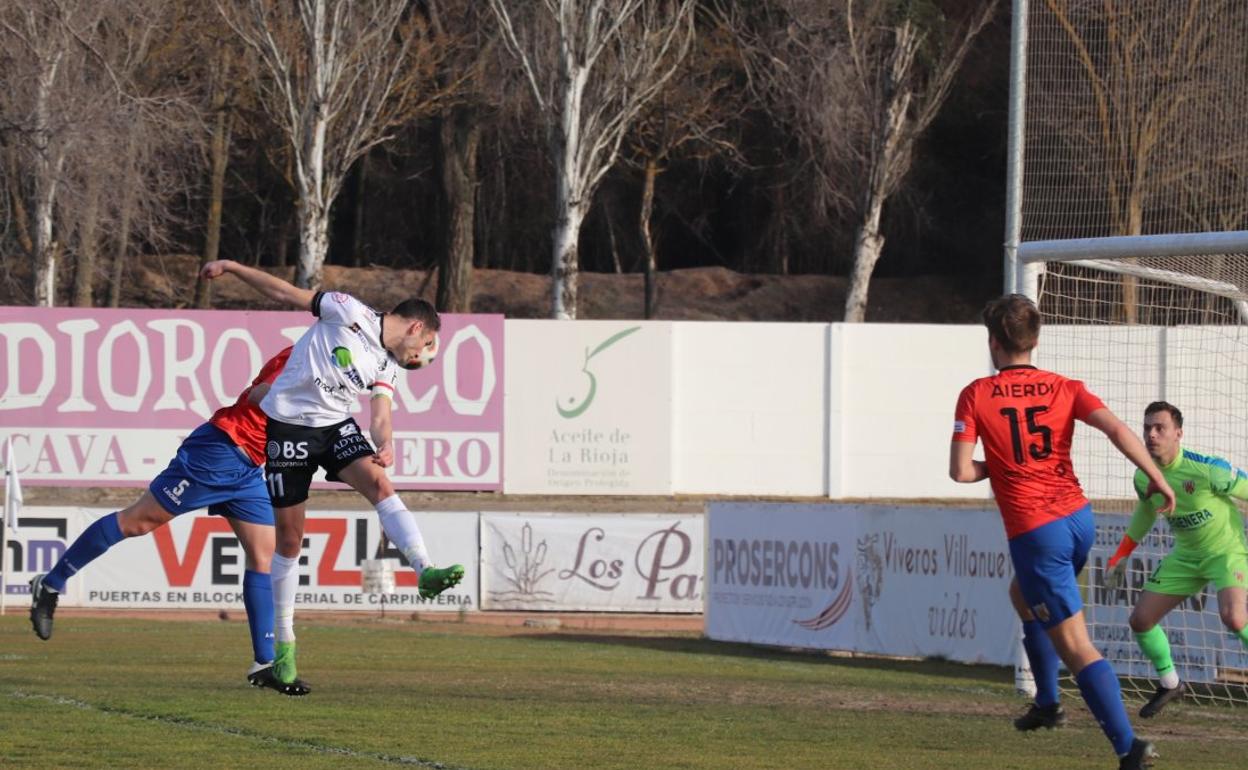 Arturo cabecea pero choca contra el riojano Sobrón, portero del Izarra, uno de los protagonistas del encuentro. 