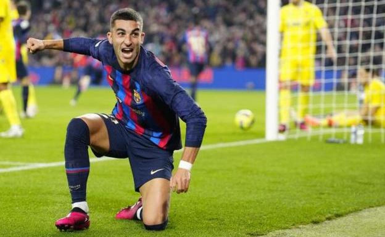 Ferran Torres celebra el primer gol ante el Cádiz, obra de Sergi Roberto.