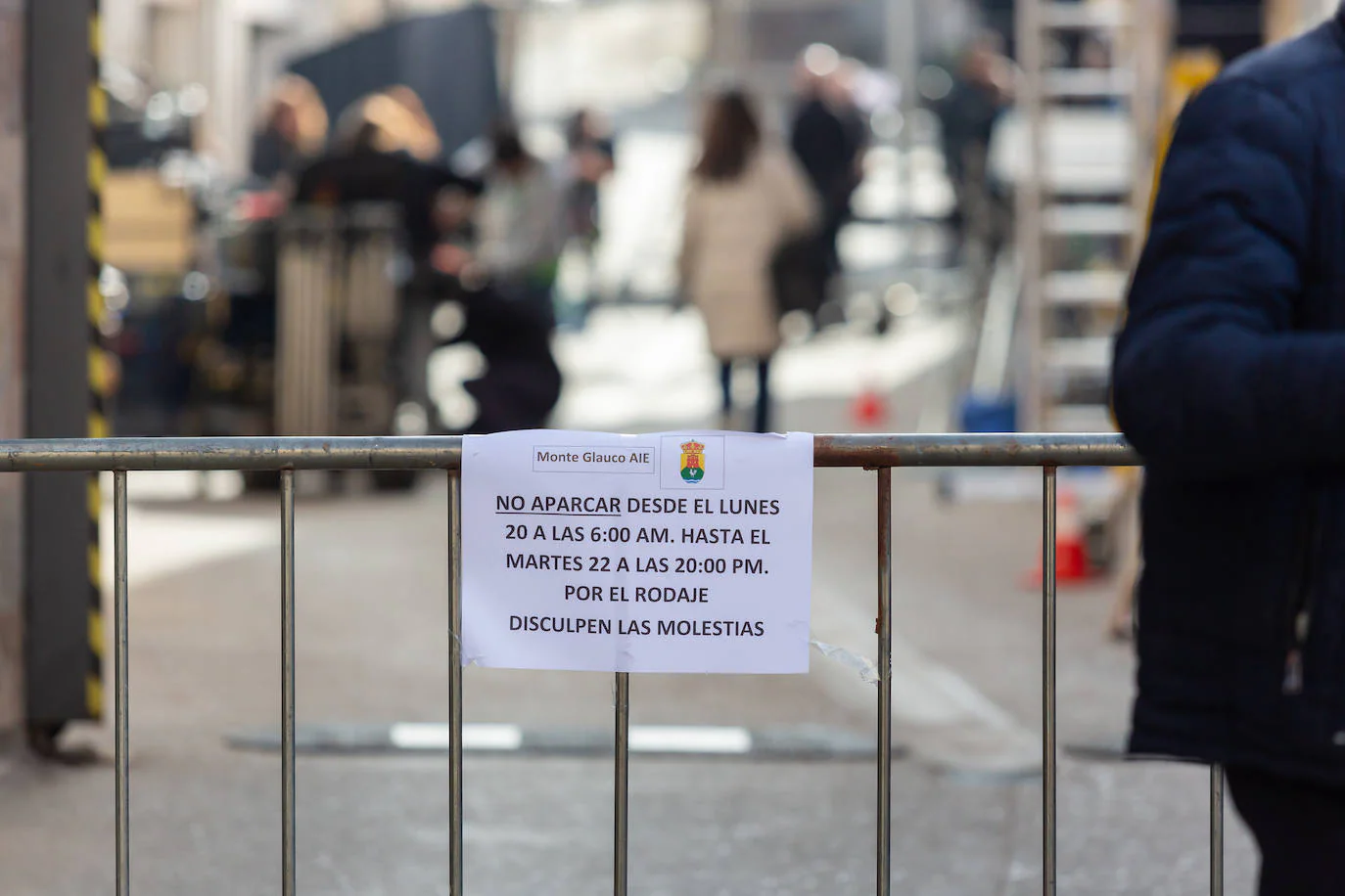 Un cartel expuesto en una valla indica a los vecinos que se inicia el rodaje.