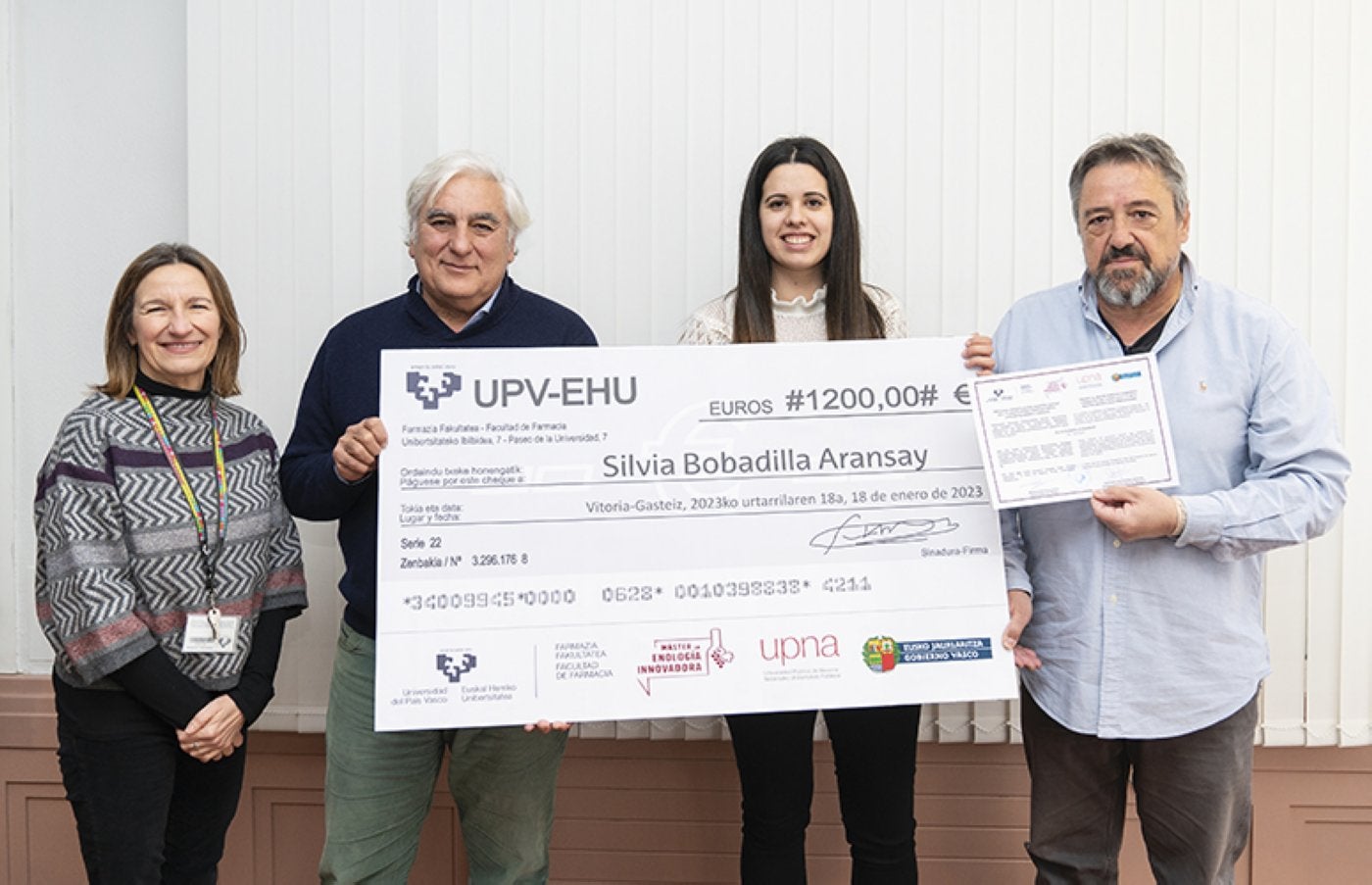 Silvia Bobadilla recogió el premio junto a Mirari Ayerbe, Jorge Garbisu y Patxi Pérez. 