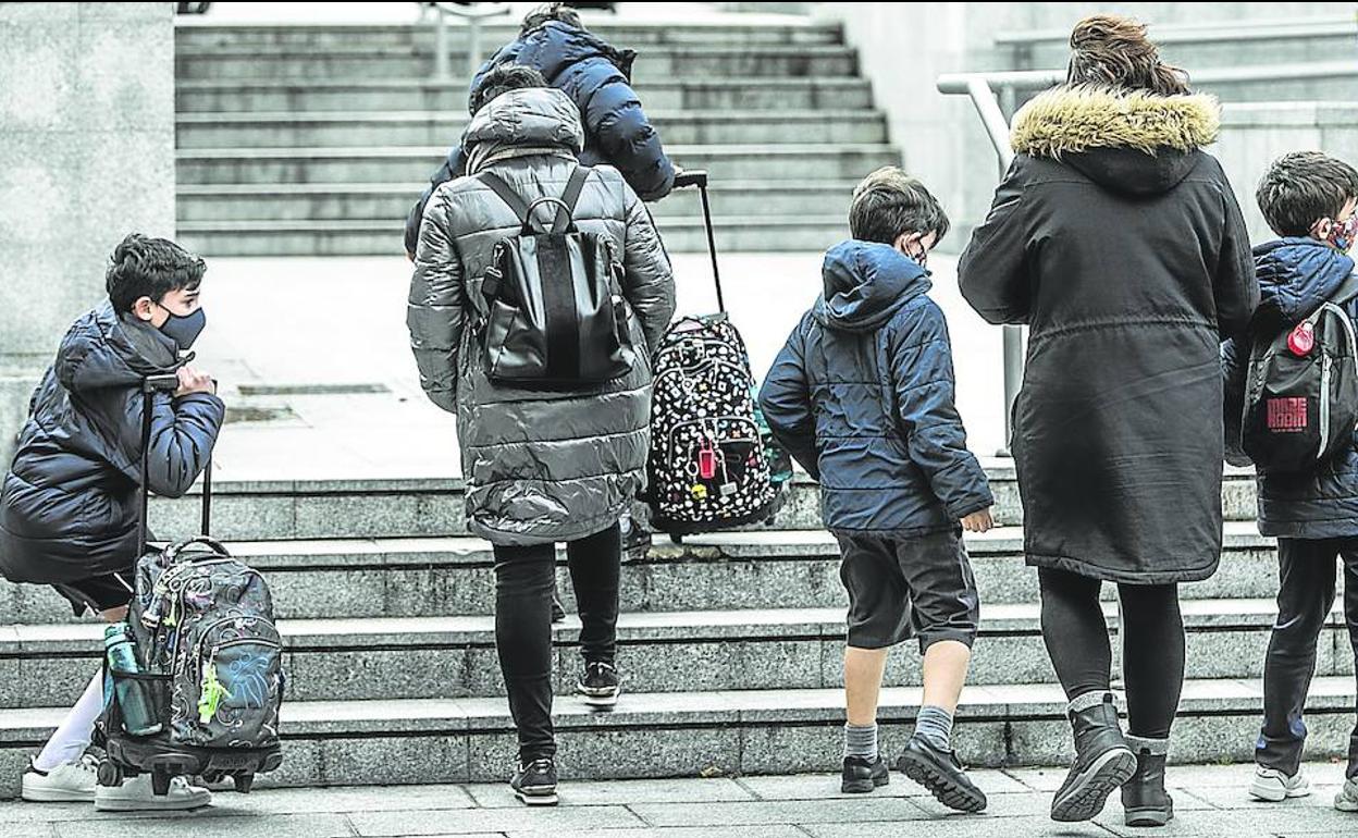 Un grupo de madres y niños a la salida de un centro escolar logroñés, en una imagen de archivo. 