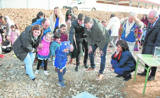 Los alumnos pusieron muchas primeras piedras de colores. 