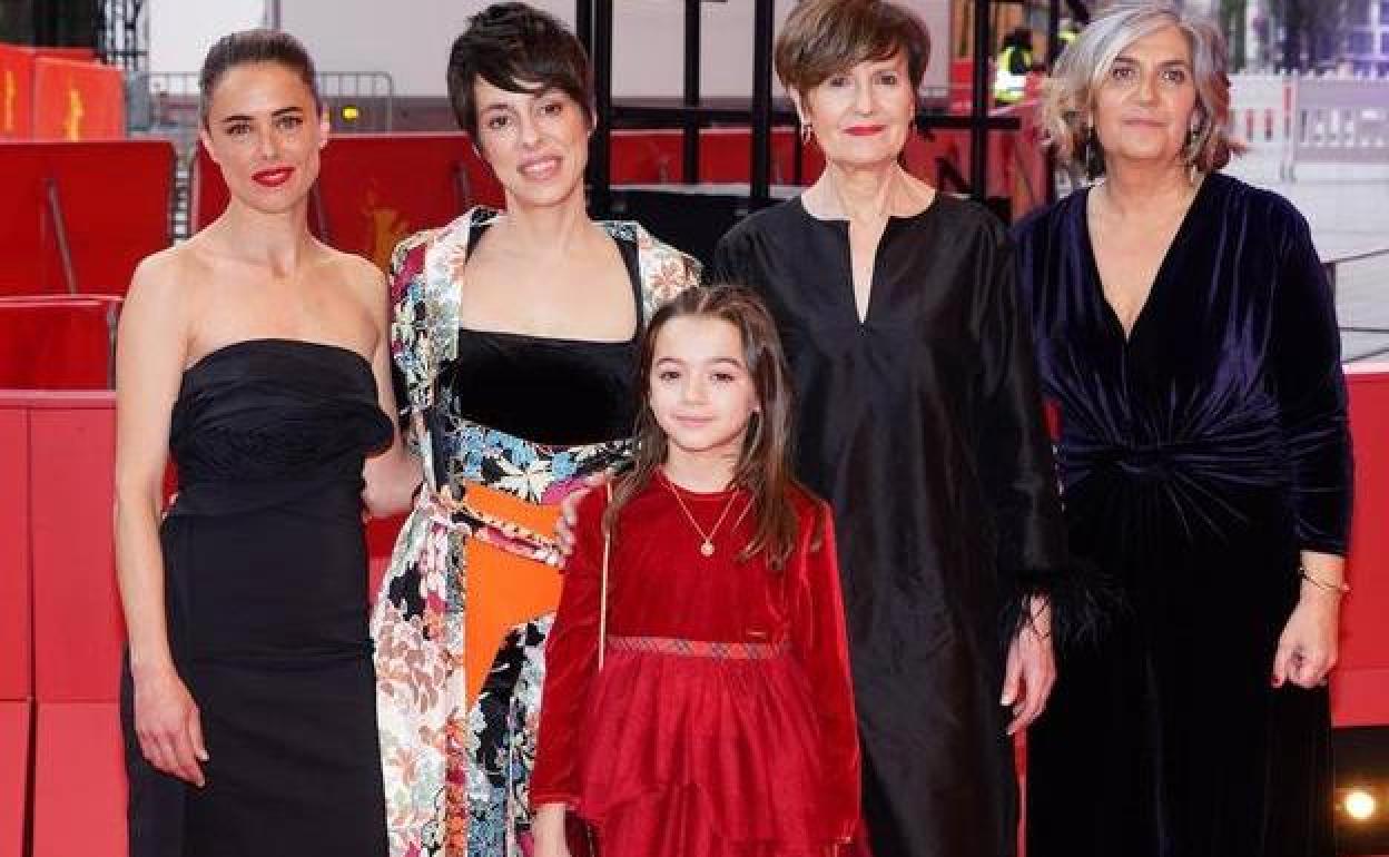 Las actrices Patricia López Arnaiz, Itziar Lazkano, Ane Gabarain y Sofia Otero, junto a la directora Estibaliz Urresola esta tarde en la Berlinale.