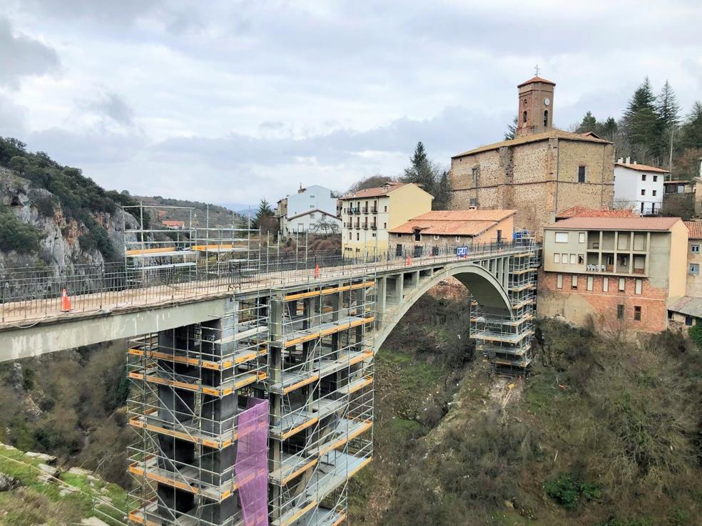 El viaducto San Martín de Ortigosa de Cameros, cubierto de andamios en la tarde de ayer durante las reiniciadas obras de rehabilitación. 