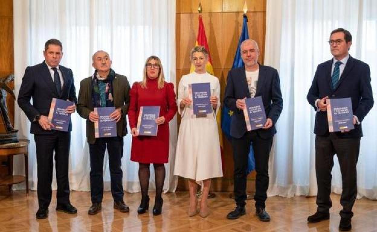 Yolanda Díaz (c.), junto a los interlocutores sociales.