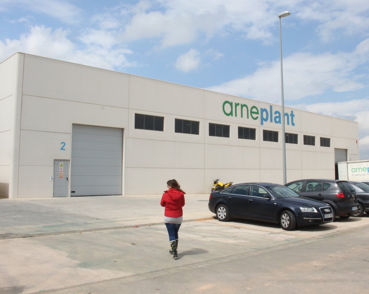 Imagen de una de las naves de Arneplant, una de las empresas que seguirá creciendo en el parque industrial La Maja. 