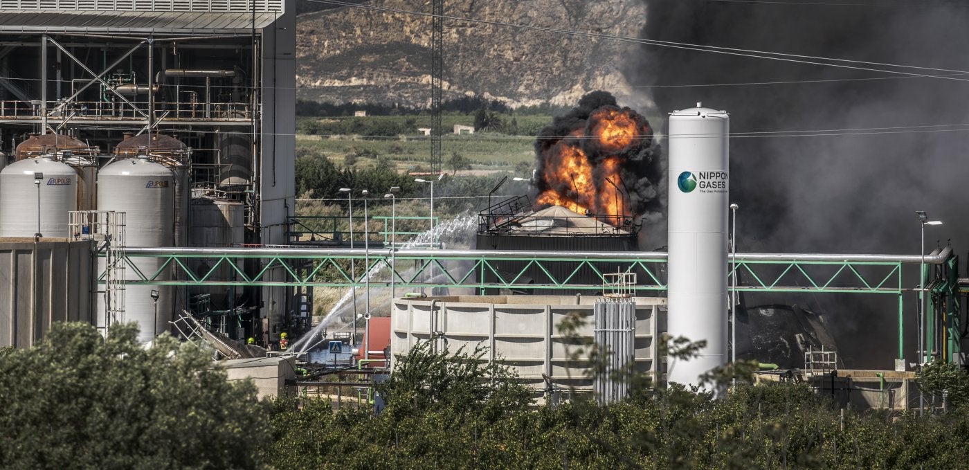 Calahorra, 26 de mayo de 2022. Imagen de archivo de uno de los accidentes laborales que mayor conmoción causó en La Rioja y en España. La explosión del depósito de aceite en la planta de biodiésel del polígono de El Recuenco se cobró la vida de dos soldadores de 33 y 40 años de edad. 