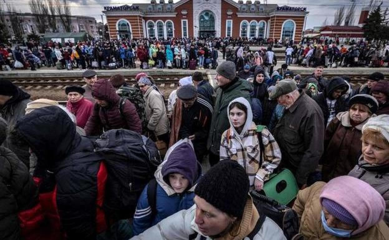 Ucranianos huyen del Donbás a través de la estación de tren de Kramatorsk