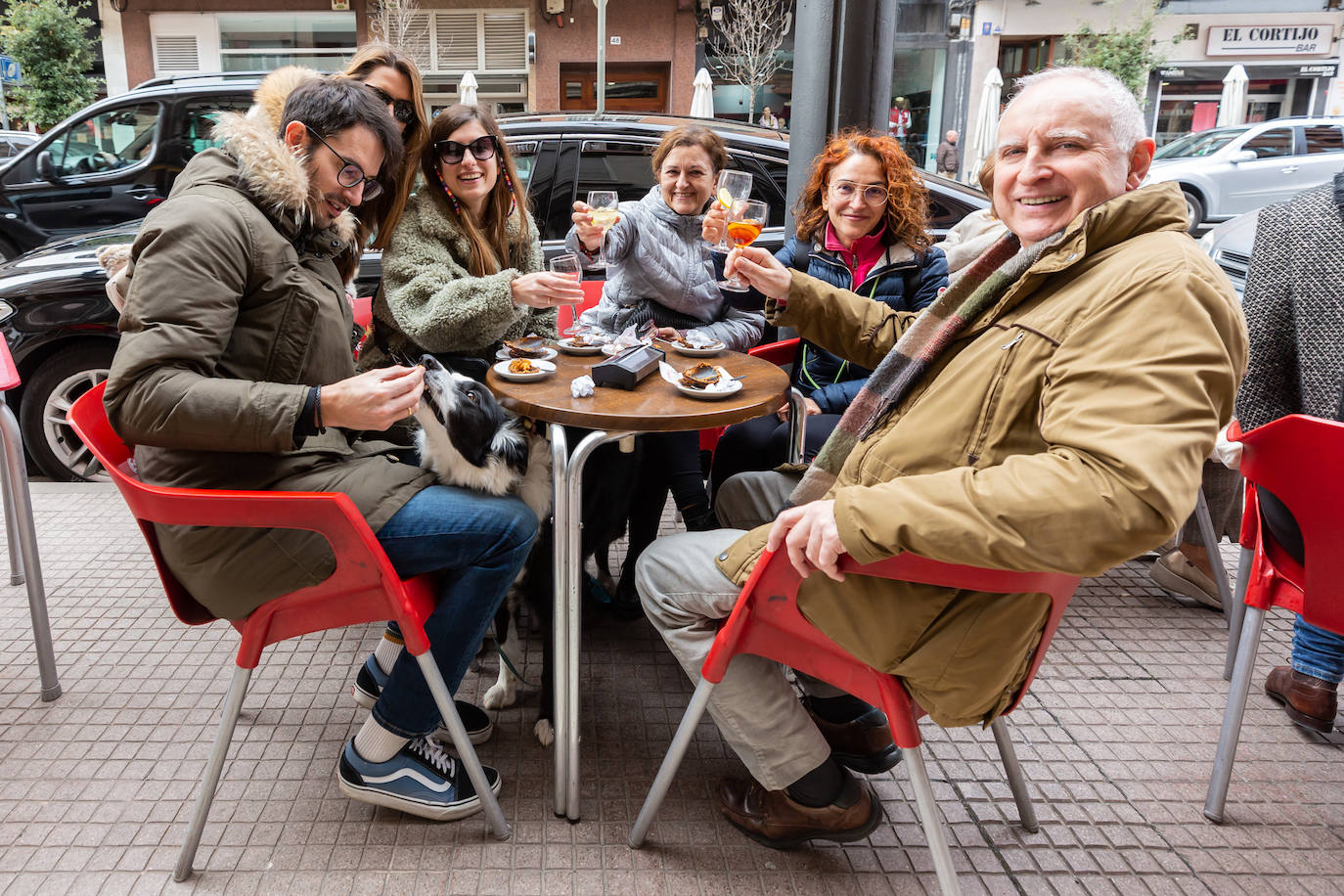 Pablo Santana, Ariadna, Cristina Ruiz, Carmen, Blanqui, Julio Ruiz y el perro Rocky en la terraza este mediodía.