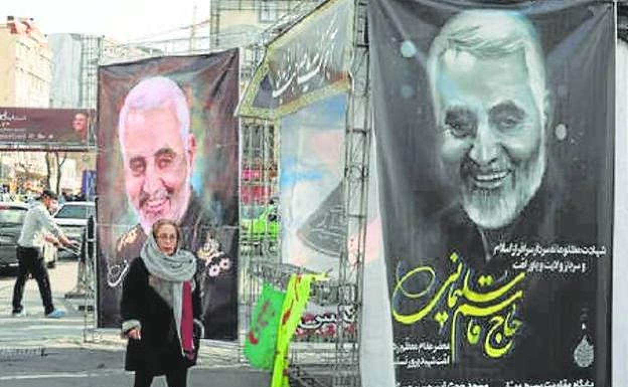 Murales colocados en Teherán con el rostro de Soleimani tras su muerte en 2020.