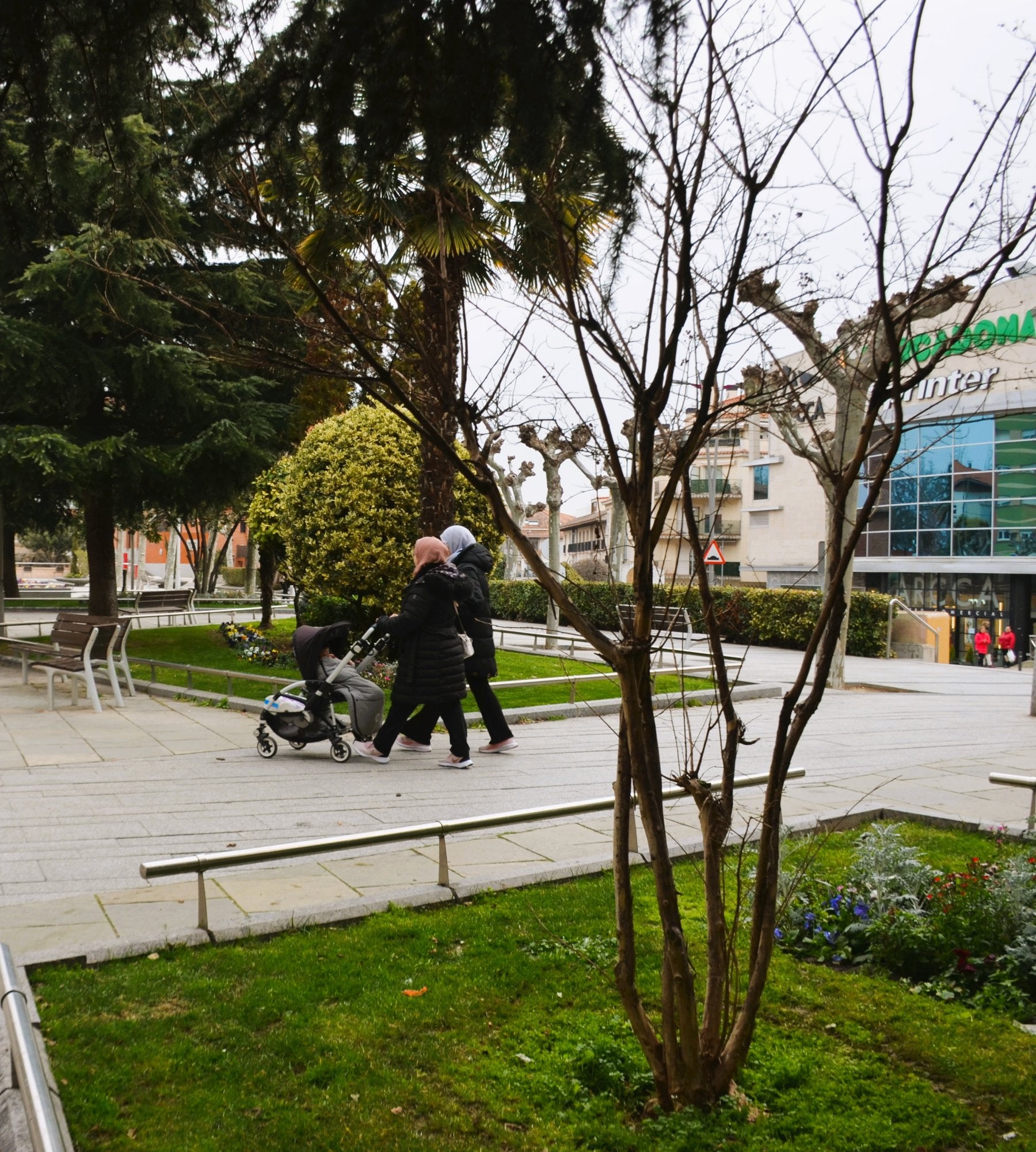 Efectivos del Parque de Servicios en plena plantación. 