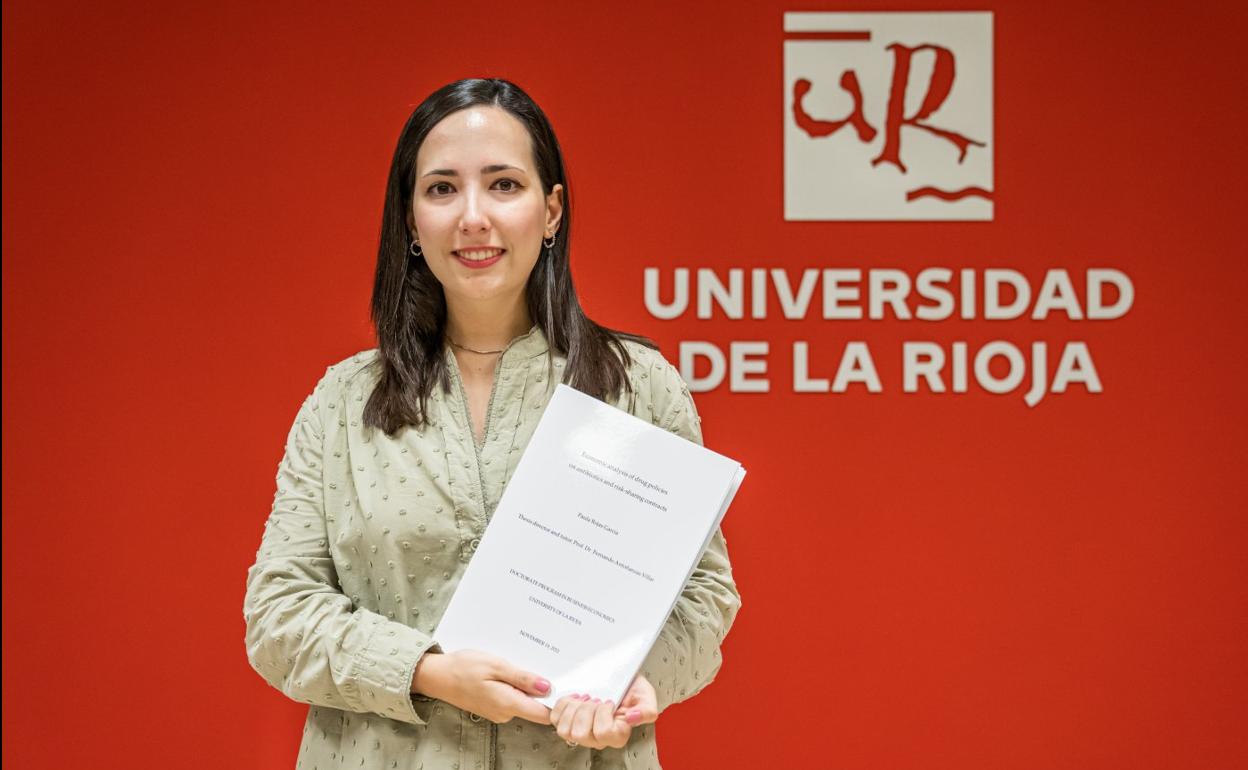 Paula Rojas García posa con su tesis en la Universidad de La Rioja. 