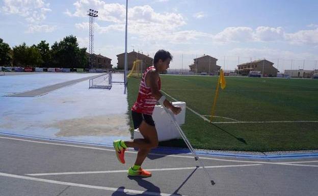 El hombre récord español, en una de las modalidades de los registros que ha superado, la de correr con muletas.