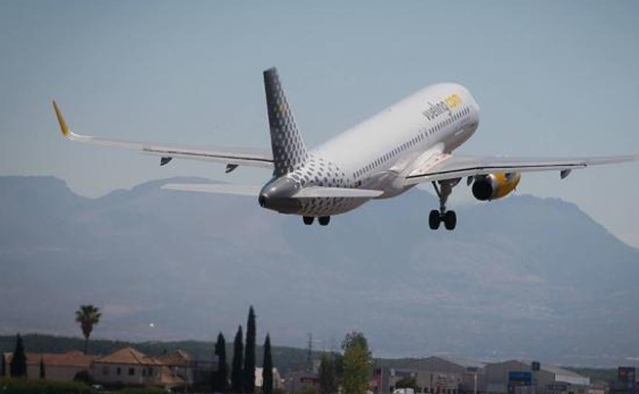 Un avión de Vueling, en pleno despegue.