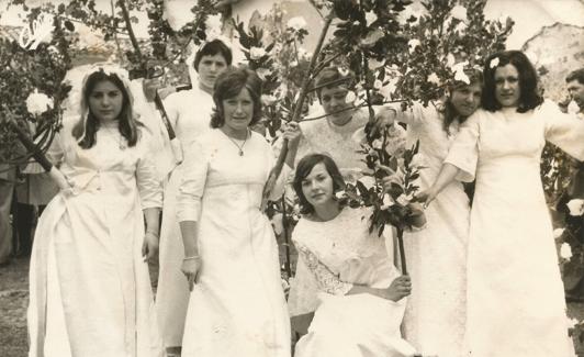 Jóvenes de Entrena en una procesión de los años 70. 