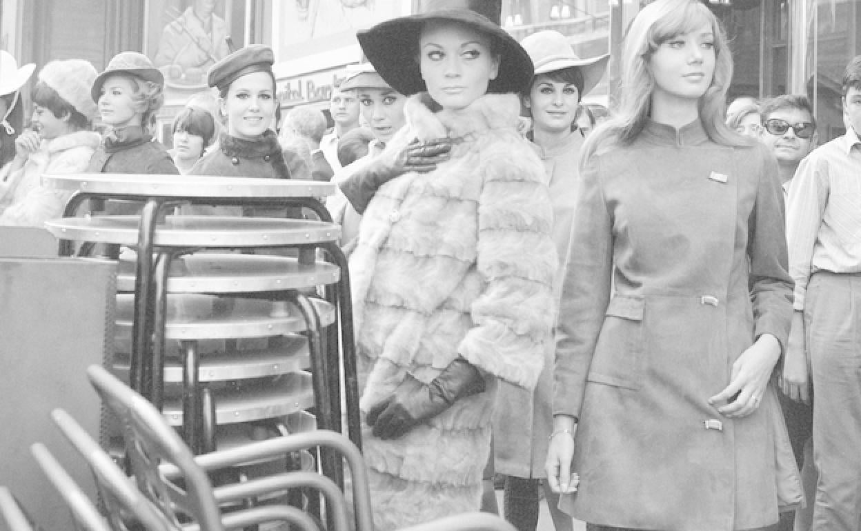 Lourdes Albert y otras maniquíes en la Gran Vía, en una editorial para Herrero y Rodero, Madrid, octubre de 1967.