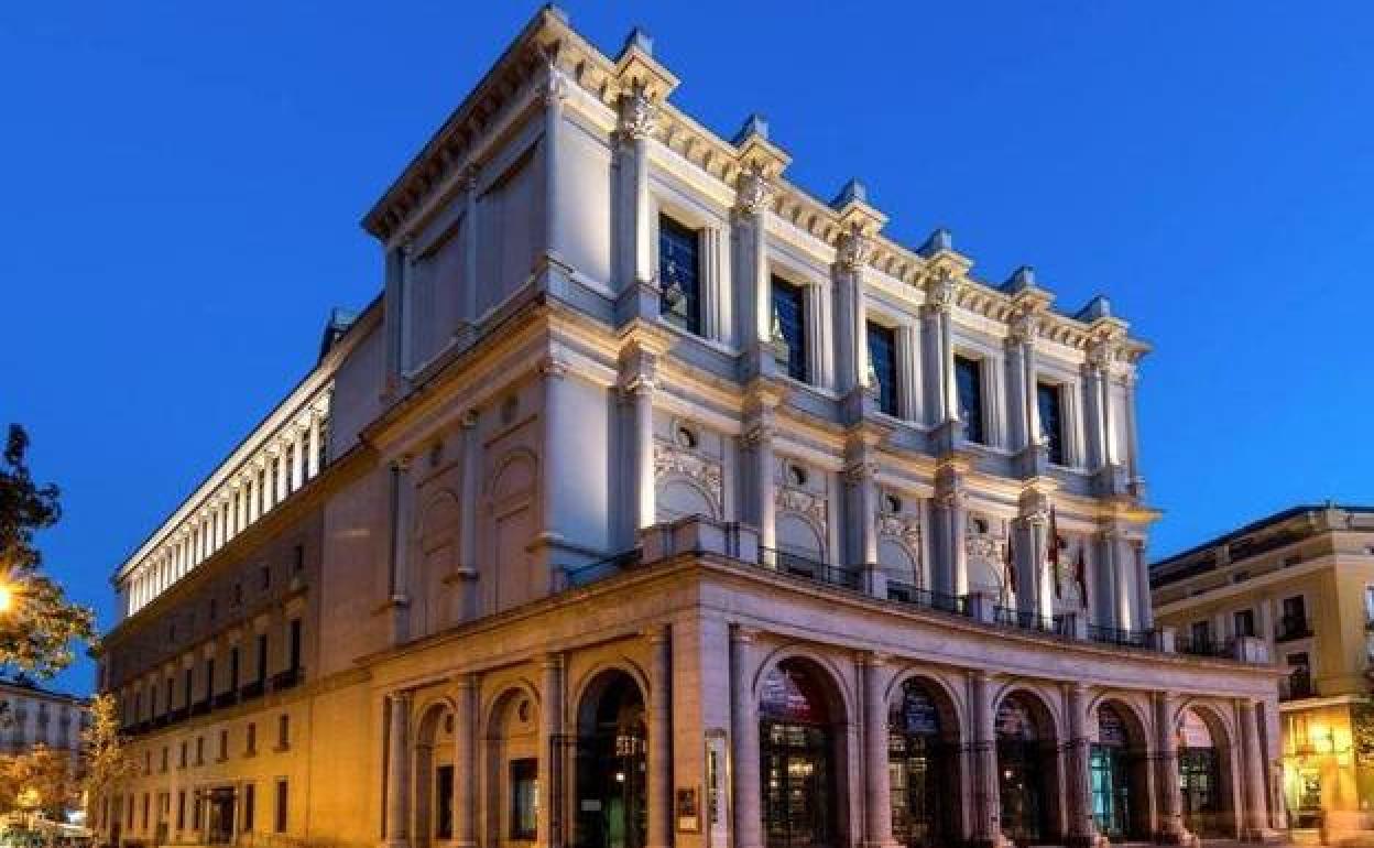 Fachada principal del Teatro Real en la Plaza de Oriente de Madrid.