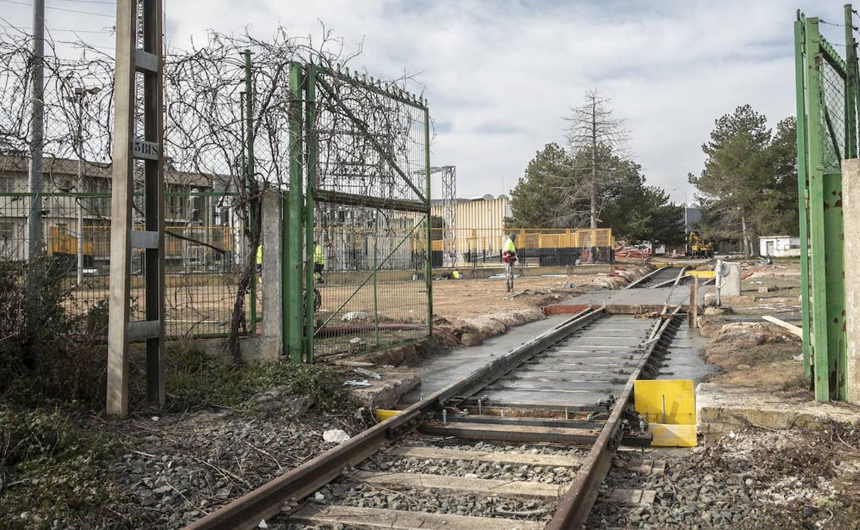 Vía del tren en el polígono de El Sequero. 