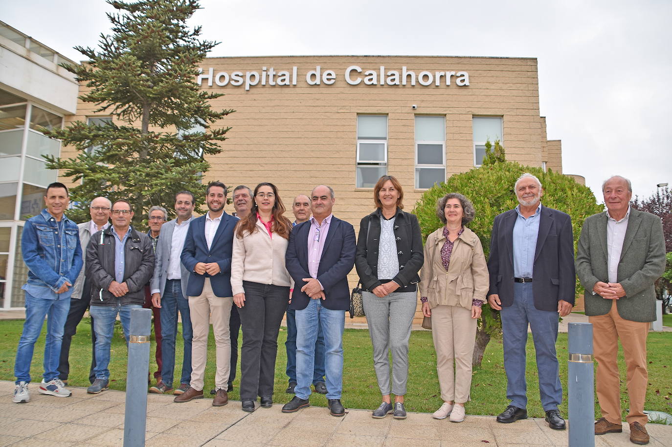 Representantes socialistas de Calahorra y de otros municipios de La Rioja Baja el pasado mes de diciembre frente al centro hospitalario. 