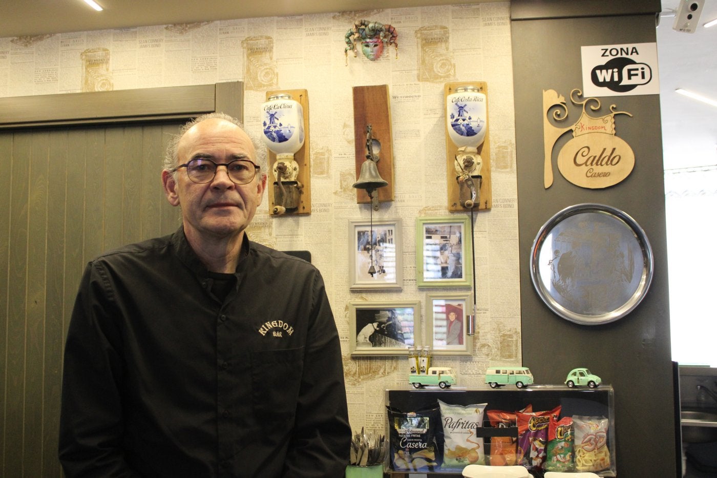 Julio posa en el bar Kingdom, delante de algunas fotografías de sus inicios en la hostelería, profesión que le ha acompañado desde siempre. 