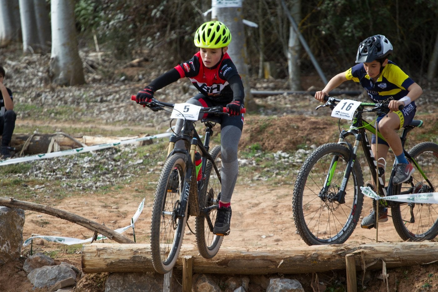 Dos jóvenes ciclistas en una competición de BTT de temporadas precedentes. 