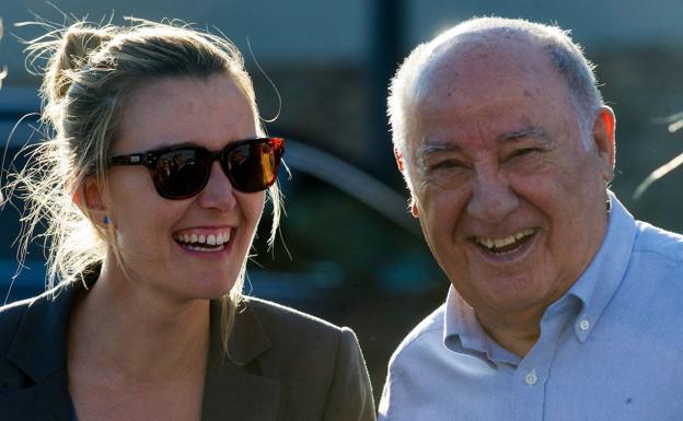 Marta Ortega con su padre en julio de 2016. Padre e hija no se dejan fotografiar mucho juntos en público.