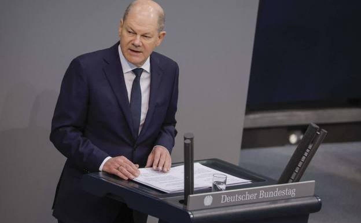 El canciller alemán Olaf Scholz se dirige al Parlamento en Berlín.