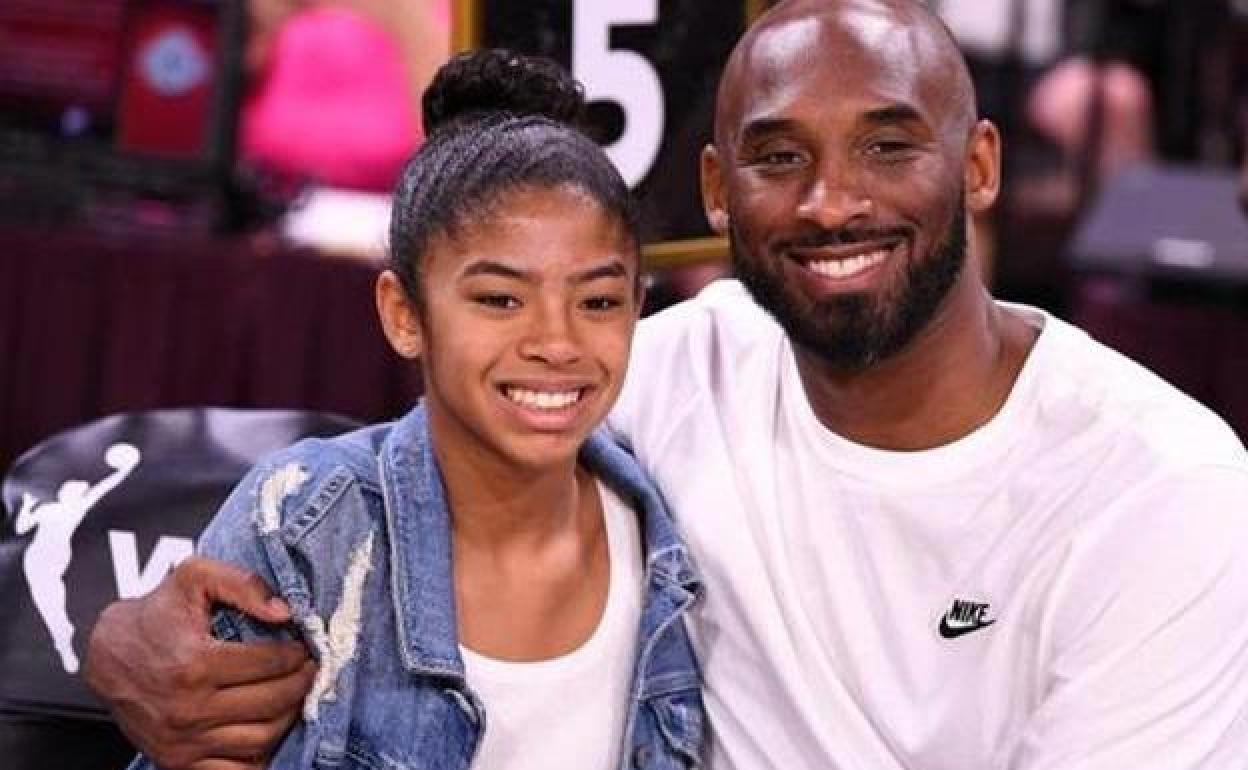 Kobe Bryant y su hija Gianna fallecieron en un accidente de helicóptero.