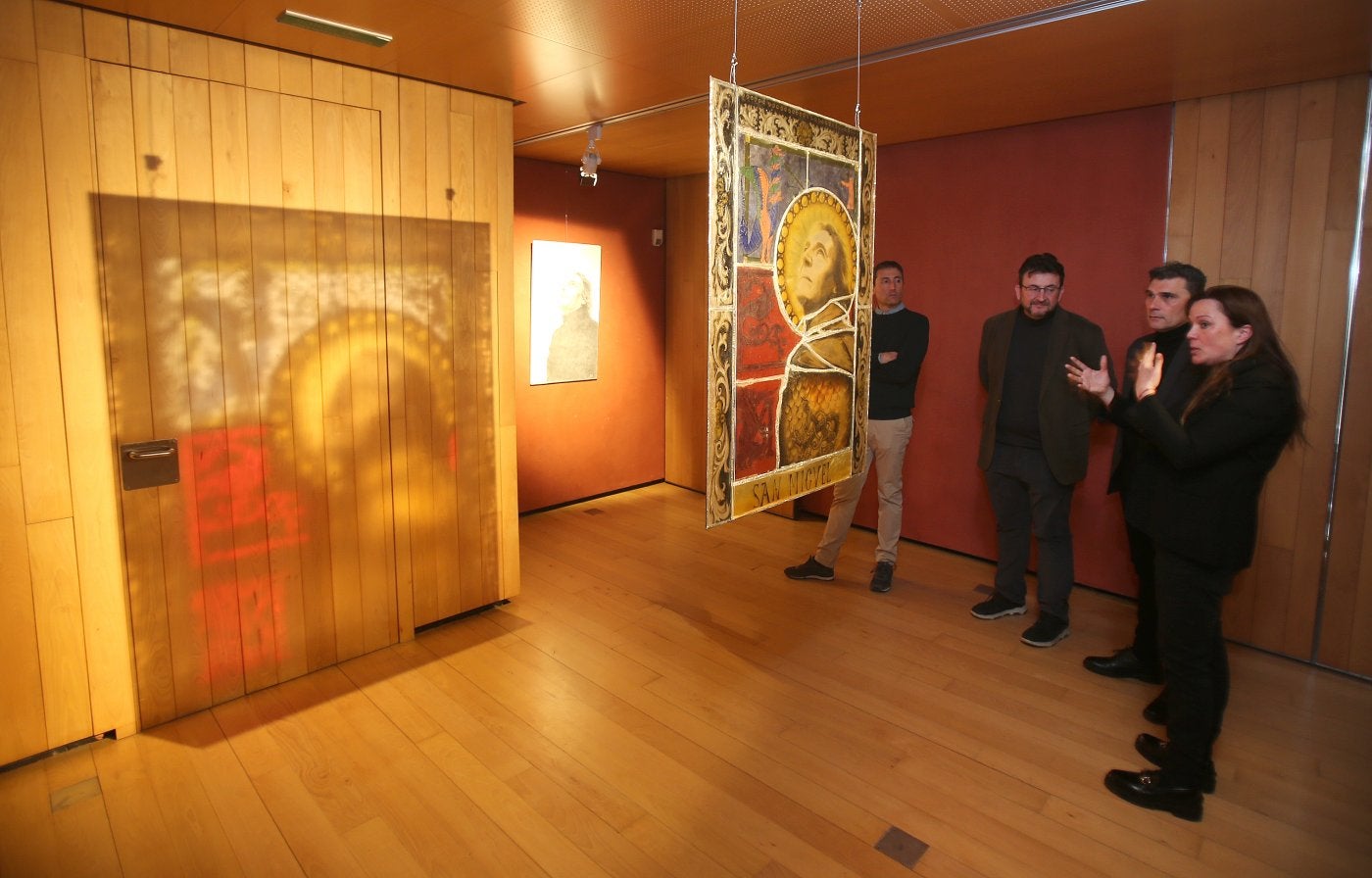 Mapi Gutiérrez comenta una de las piezas de la exposición 'El retrato en la vidriera' en La Merced.
