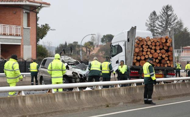 Escenario del terrible suceso en el que ha fallecido el conductor del vehículo y el del camión ha resultado herido. 