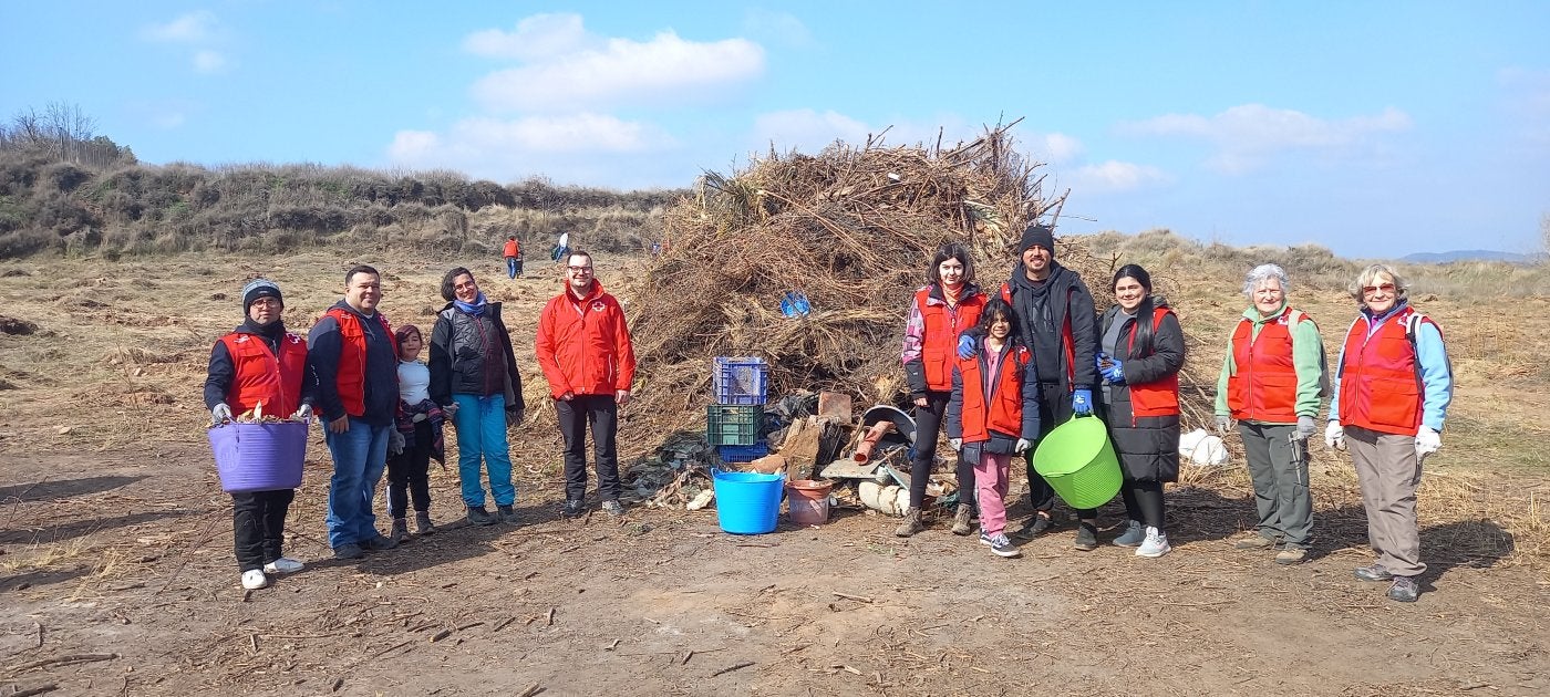 Parte de los participantes en la actividad de plantación de árboles ayer en Albelda de Iregua. 