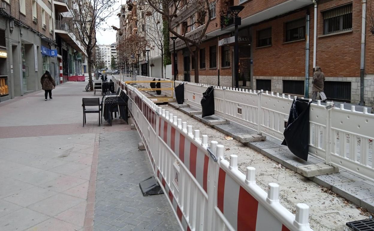 Zona abierta y vallada en Doctores Castroviejo, donde algunos establecimientos han colocado bolsas de basura a modo de improvisadas papeleras. 