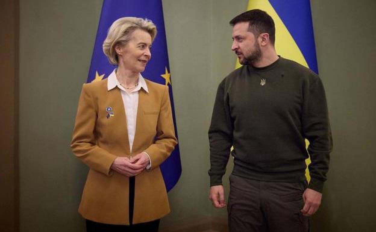 Ursula Von der Leyen y Volodímir Zelenski durante su encuentro del pasado febrero.