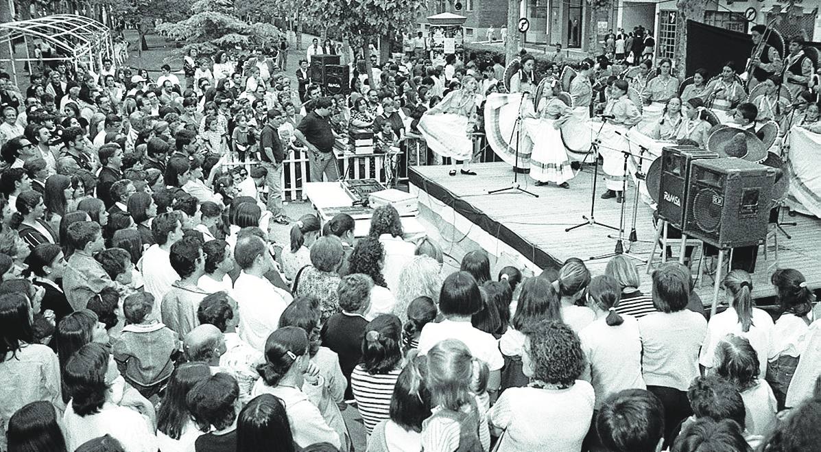 Imagen principal - Miembros del Club Urbano, una de las actividades de la feria Urbania, en 1998, en el Mercadal y concierto del Calagurris Rock. 