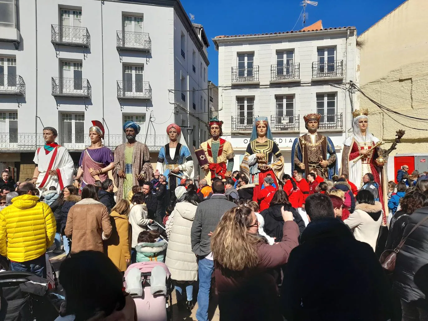 Fotos: Gigantes, cabezudos y recortadores para el cierre de fiestas de Calahorra