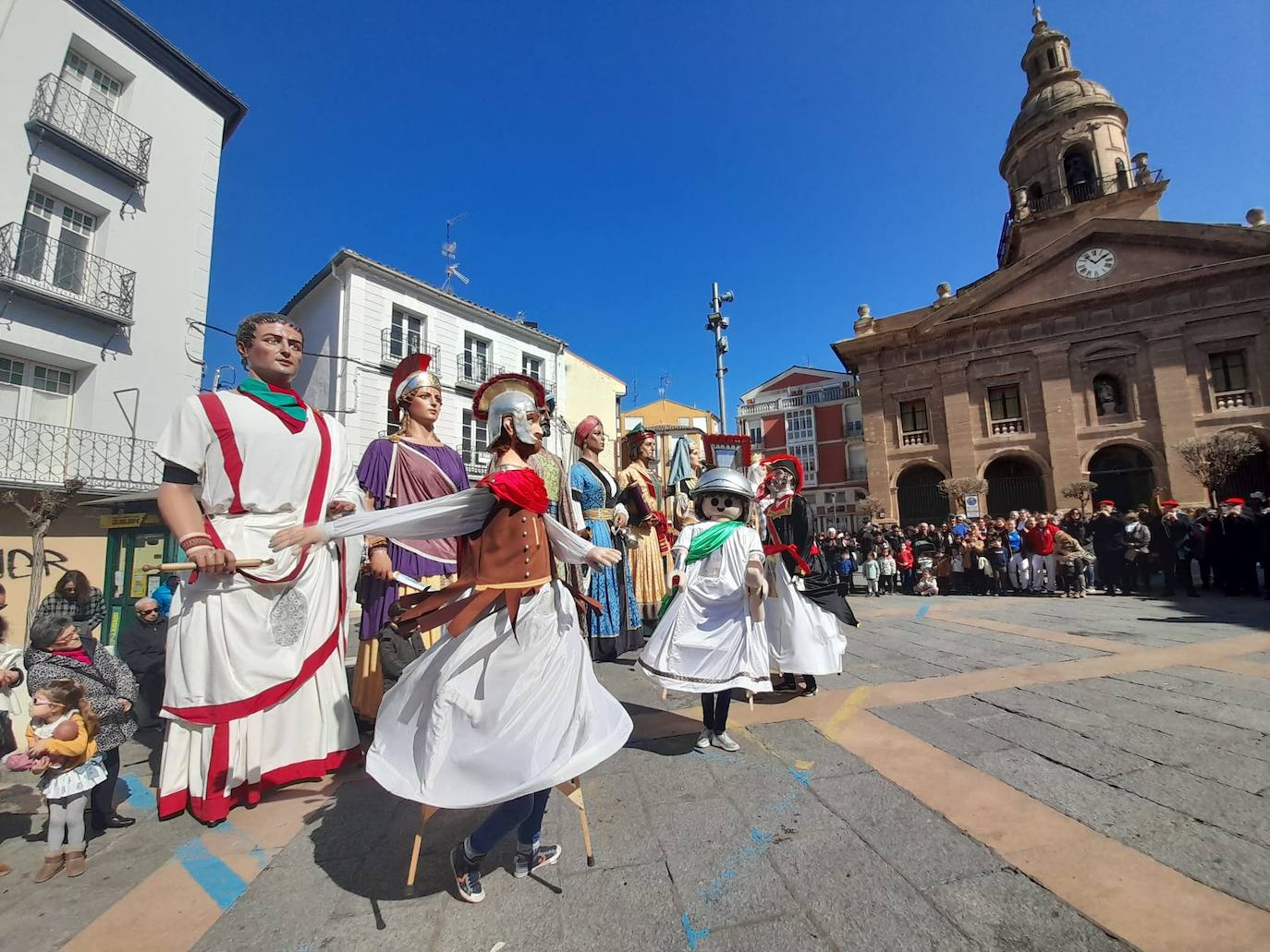 Fotos: Gigantes, cabezudos y recortadores para el cierre de fiestas de Calahorra