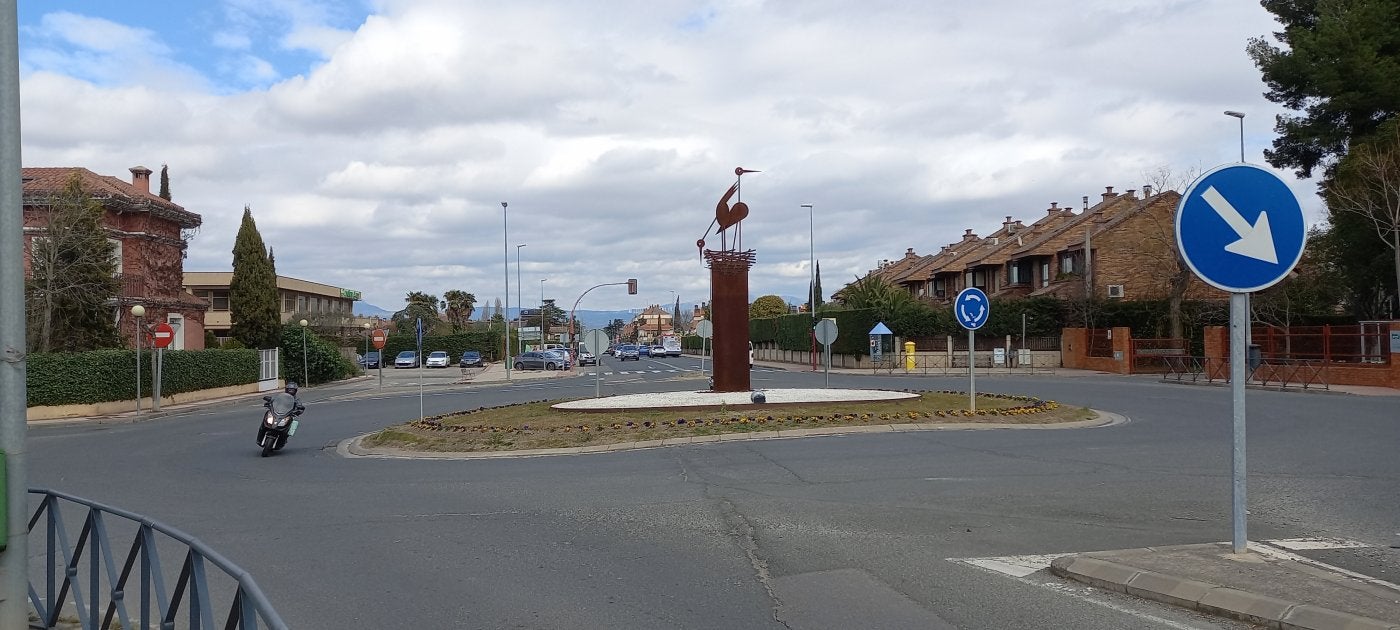 Glorieta de la avenida de La Rioja, a la altura del IES La Laboral de Lardero, que presenta un importante hundimiento; en detalle, varios baches. 