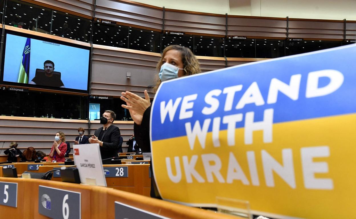 Cartel reivindicativo en un escaño del Parlamento Europeo. 